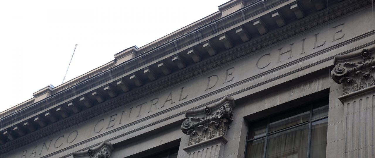 Banco Central de Chile apunta que la inflación bajará en los próximos meses, pero hay desafíos muy importantes debido a su volatilidad
